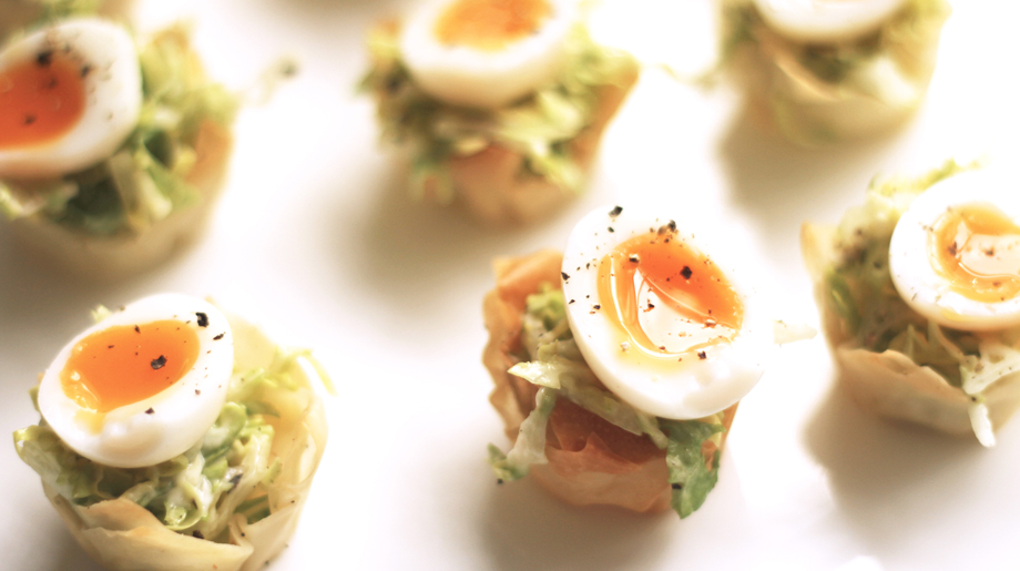 Quails eggs case salad in filo cups