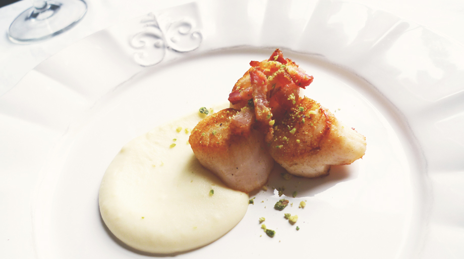 Cauliflower puree with seared scallops, pancetta and pistachio crumbs